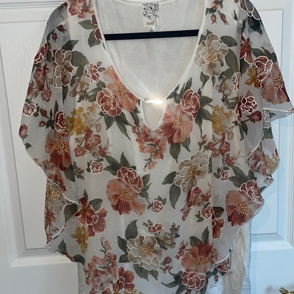 White floral top with attached undershirt. - Picture 1 of 4
